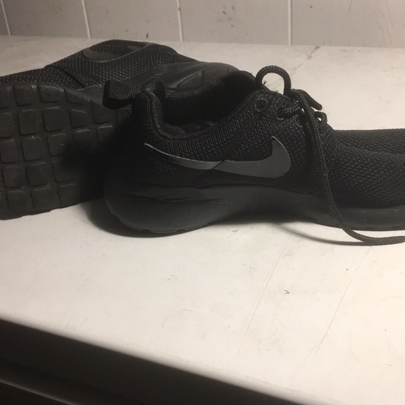 Boys/ girls black nikes - Picture 2 of 2